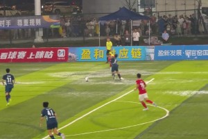 开眼了！赣超赛场奇葩一幕：球员把足球硬生生玩成橄榄球
