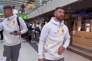 脾气够大！中甲球员不满判罚一脚踢断角旗杆导致比赛中断5分钟