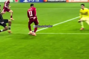 网友：又菜又独！球迷现场实拍萨拉赫无视空门的维尔茨