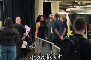 女友梅根来接克莱下班，克莱都显得小鸟依人了...