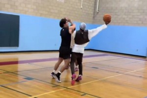 静雨：别看杨瀚森只得2分 但他在场时球队进攻流畅 多给点时间开拓者能赢